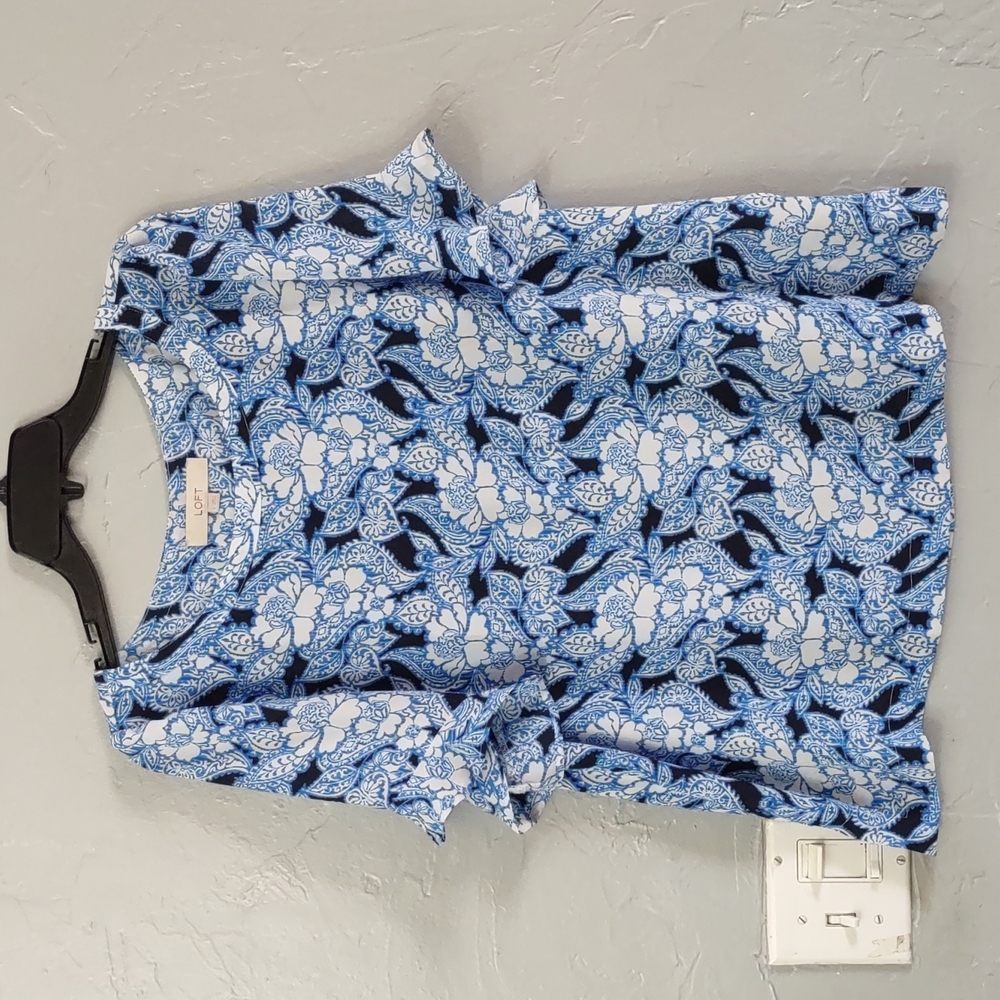 Loft blouse for women size L excellent condition 21 inch of arm to arm beautiful